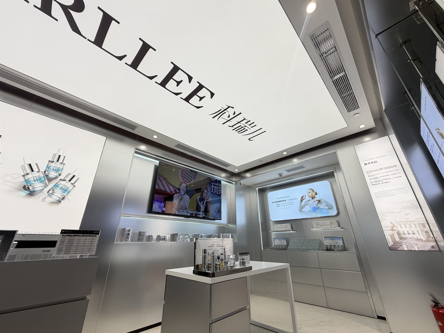 DR.CARLLEE门店品牌墙与产品陈列实景
